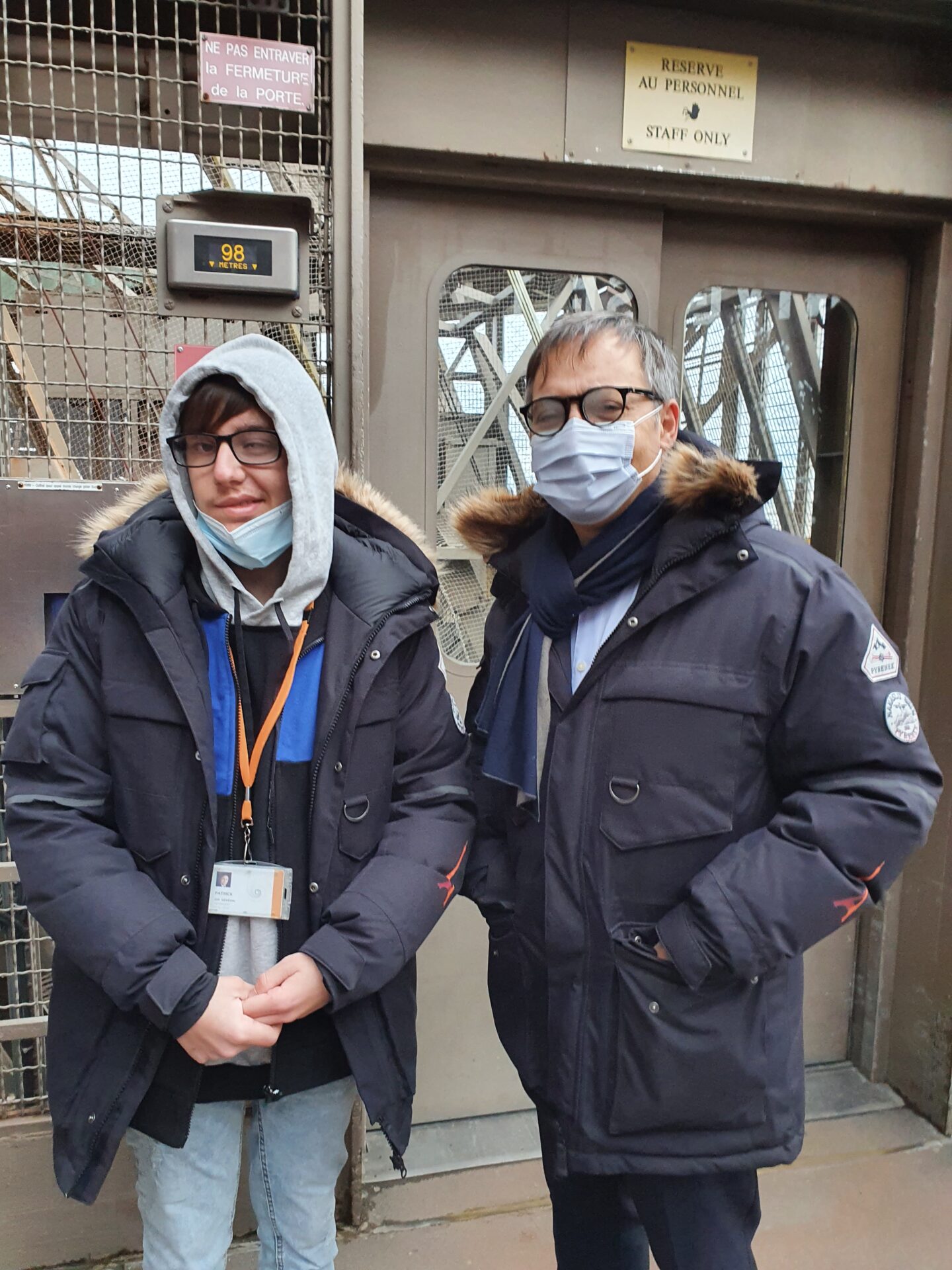 Photo de Nathanaël avec Patrick Branco Ruivo, le directeur général de la tour Eiffel à Paris prise lors de la visite en famille faite pour Nathanaël en décembre 2020 pendant le confinement