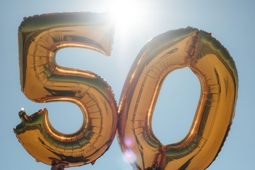 Ballons doré représentant le chiffre 50, pour 50 enfants touchés par le gliome infiltrant du tronc cérébral chaque année