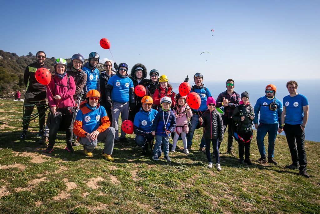 Photo des bénévoles de +2sport +2vie qui offre des baptêmes en parapente pour les enfants malades et leurs familles