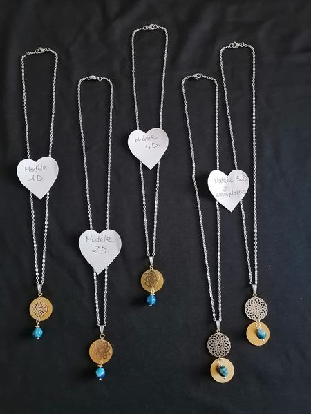 Pendentifs fabriqués par Sabine pour la fête des Mères afin de nous aider à récolter des fonds