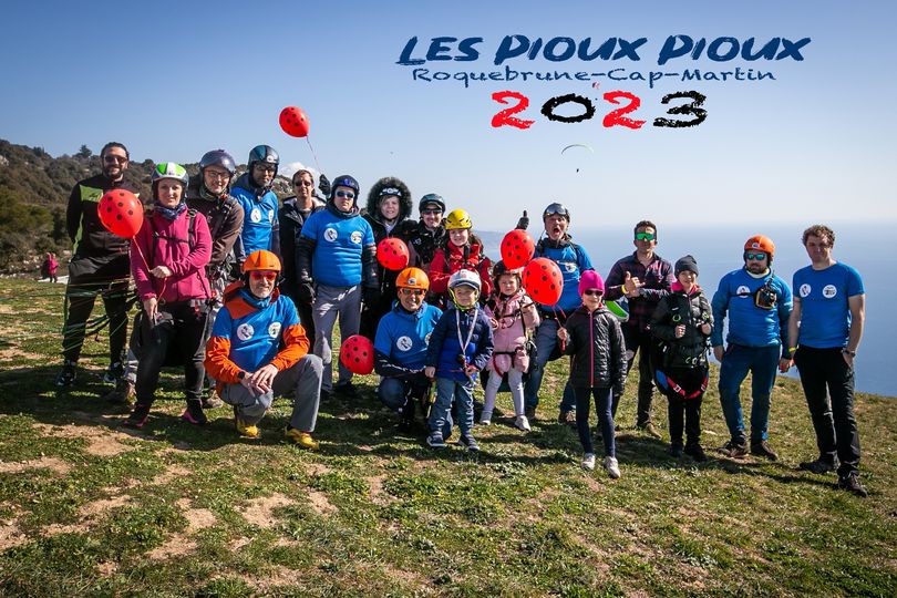 Une photo des pioux pioux (association +2sport +2vie) qui fait voler les enfants malades et leurs familles en parapente biplace. L'édition 2023 s'est déroulée à Roquebrune Cap Martin. Les personnes présentes sur la photo sont les bénévoles de l'association, les enfants malades et leurs familles